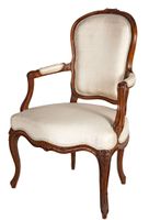 Fauteuil cabriolet en bois naturel mouluré et sculpté, le do…