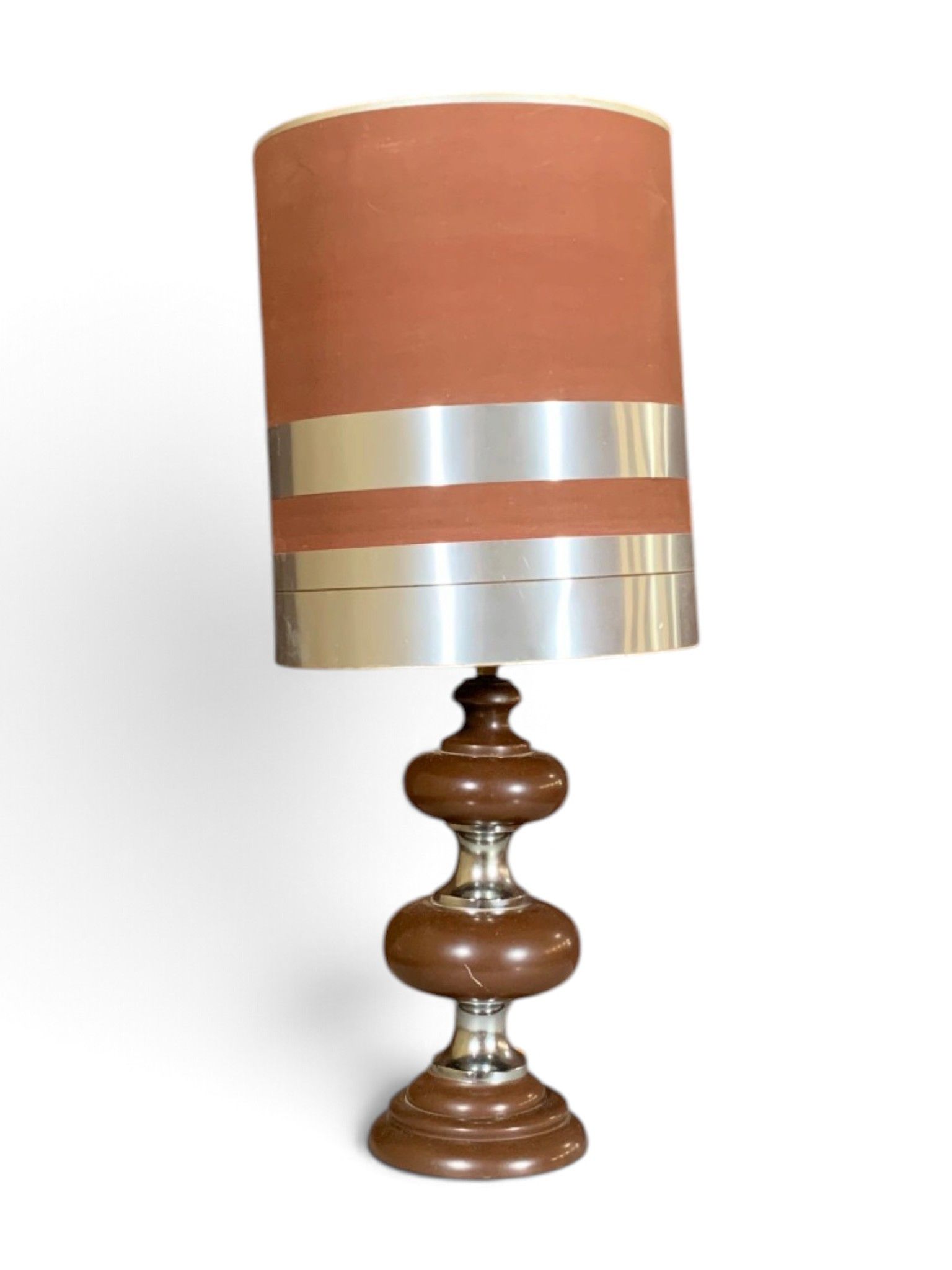 Lampe à poser en résine laquée chocolat et métal chromé.