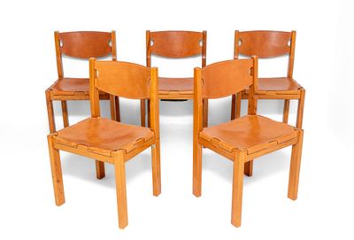 quatre chaises en bois et une table sur fond blanc