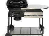 une image représentant un barbecue noir surmonté d'une grille