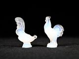 paire de figurines de coqs en verre blanc sur fond noir