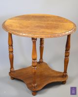 Table d'appoint de forme ovale en bois mouluré, reposant sur… (photo 2)