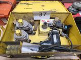 une boîte jaune contenant tout un tas d'outils