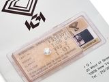 un gros plan sur un morceau de papier sur lequel figure un diamant