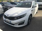 la voiture blanche est garée dans le parking à côté d'autres voitures