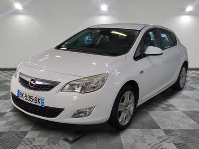 une photo d'une opel blanche garée dans un garage