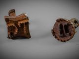 deux morceaux de bois percés d'un trou au milieu et un morceau de bois au milieu