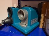 une machine bleue posée sur une table bleue