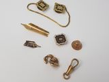 plusieurs types de bijoux sont présentés sur une surface blanche