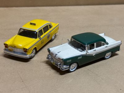 deux voitures jouets assises l'une à côté de l'autre sur une table