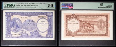 trois types différents de billets de banque exposés dans une vitrine