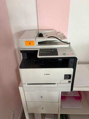 une imprimante posée sur un bureau dans une pièce