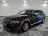 une photo d'un SUV Audi noir dans un showroom
