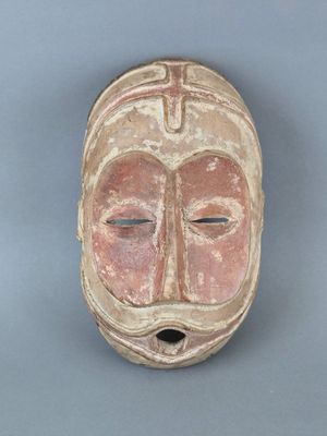 une image représentant un masque en argile orné d'une croix