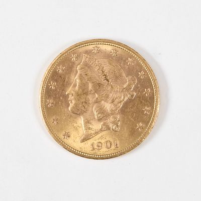 gros plan d'une pièce d'or sur une surface blanche