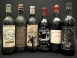 Plusieurs bouteilles de vin sont alignées sur un fond noir