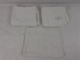 deux serviettes blanches sur un lit recouvert d'un drap blanc
