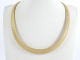 gros plan d'un collier en or sur un mannequin