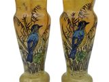 deux vases avec des oiseaux peints assis sur une table
