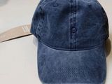 Le chapeau est bleu et porte une étiquette.