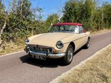 une voiture qui roule sur la route, sur le bas-côté