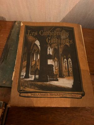 un livre posé sur une table, avec une horloge dessus