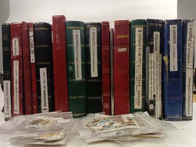 un grand nombre de livres posés sur une table
