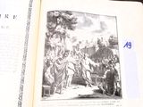 un livre ouvert sur lequel figure la photo d'un groupe de personnes