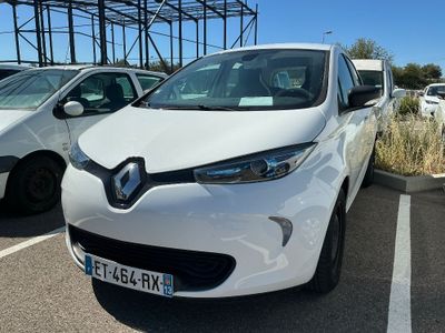 une voiture blanche garée dans un parking