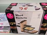 une boîte de raclette en bois posée sur un comptoir