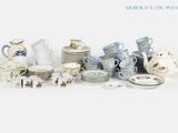 de nombreux types de plats et de tasses sur la table