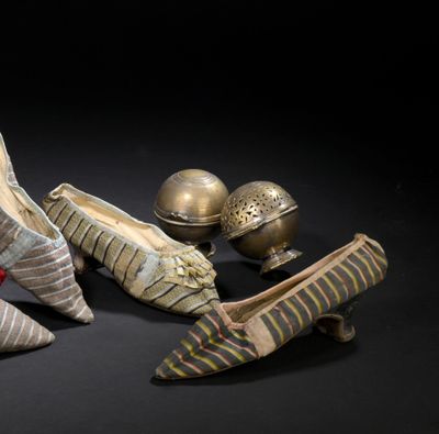 plusieurs paires de chaussures posées sur une surface noire