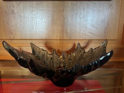 un bol en verre exposé dans une vitrine