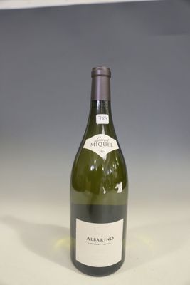 une bouteille de vin posée sur une table