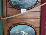 deux tableaux représentant des bateaux accrochés au mur d'un magasin