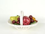 un panier blanc rempli de différents fruits