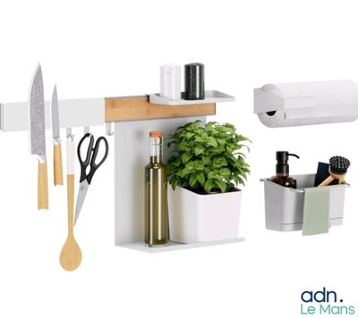 une étagère blanche sur laquelle se trouvent un couteau, une planche à découper et une plante en pot