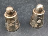 deux salières et poivrières posées sur une table