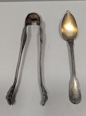deux cuillères et une cuillère reposent sur une table
