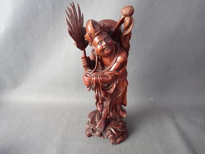 une image représentant une statue en bois d'une femme tenant un oiseau