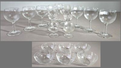 de nombreux verres à vin posés sur une table