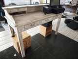un bureau sur lequel se trouve une imprimante, dans une pièce