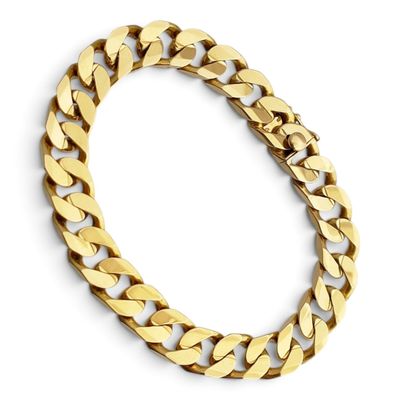 gros plan d'un bracelet en chaîne en or sur fond blanc
