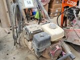 une petite machine posée au milieu d'un tas de vieilleries