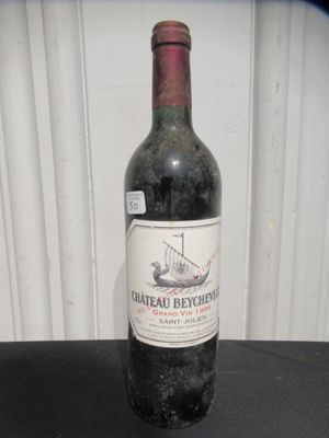 une bouteille de vin posée sur une table