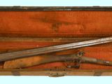 un coffret en bois contenant deux armes à feu