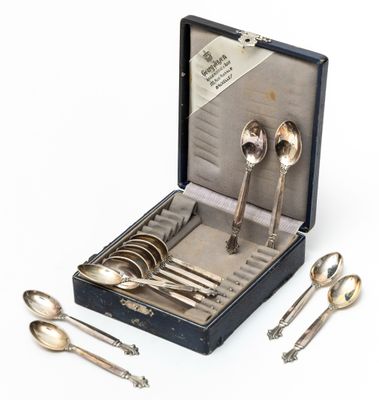 silver spoons and spoon spoons in a case