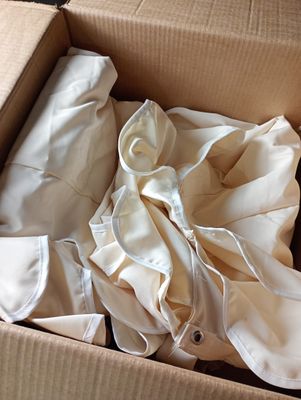 une boîte contenant un tas de tissu blanc