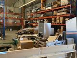 un grand entrepôt rempli de boîtes et de cartons