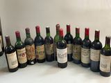 plusieurs bouteilles de vin alignées sur une table